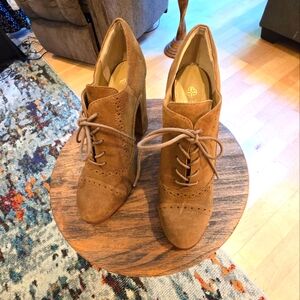 EUC Isola Holli Suede Oxford w/4" Heel, Size 8.5